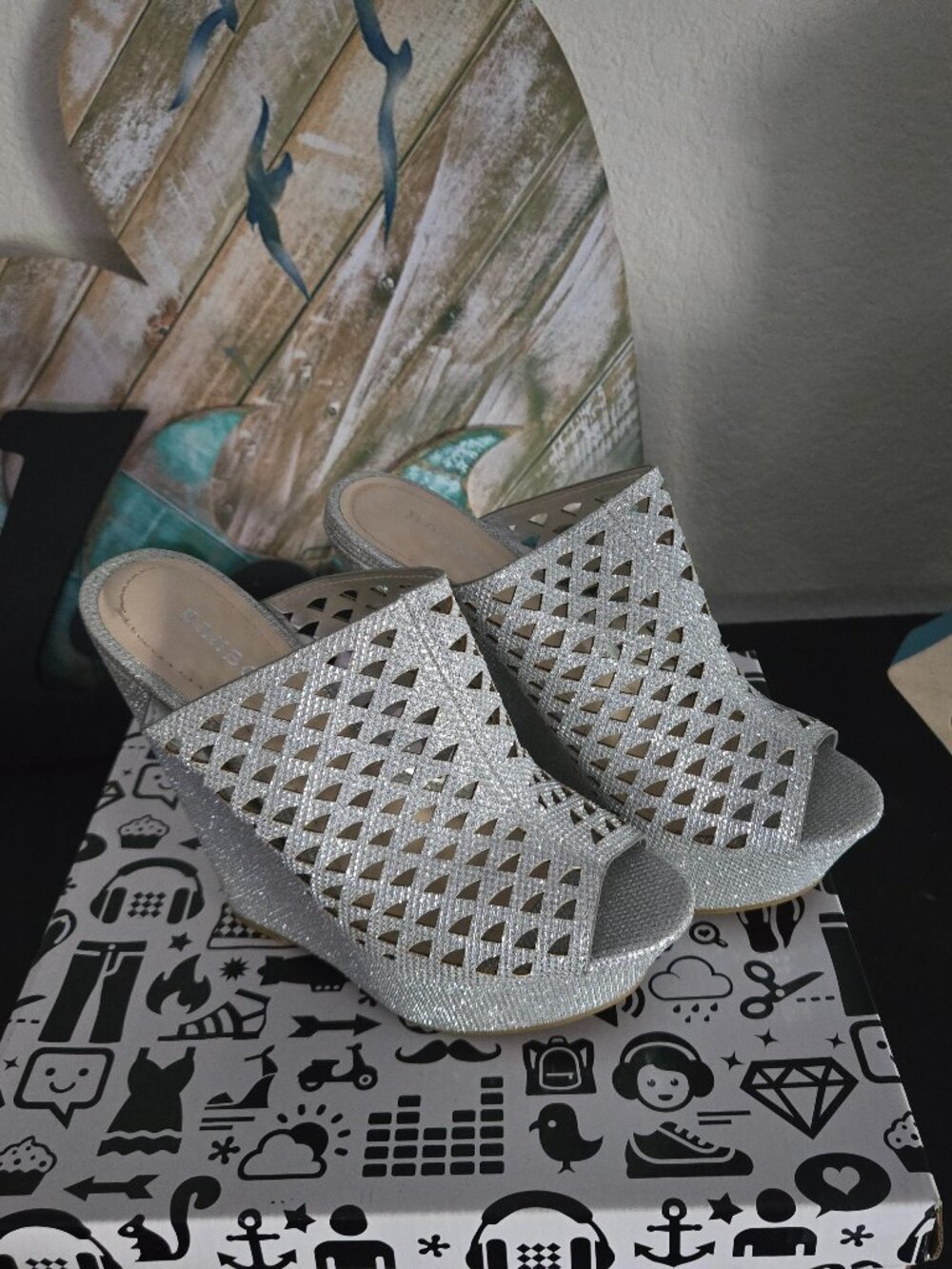 BAMBOO SHOES WEDGE SIZE 6 SILVER